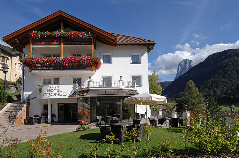 alps hiking tour hotel, Dolomites region Italy